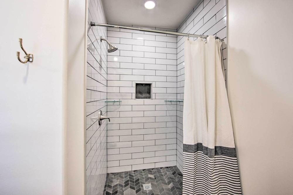 Lakefront Daingerfield Retreat w/ Shared Dock!