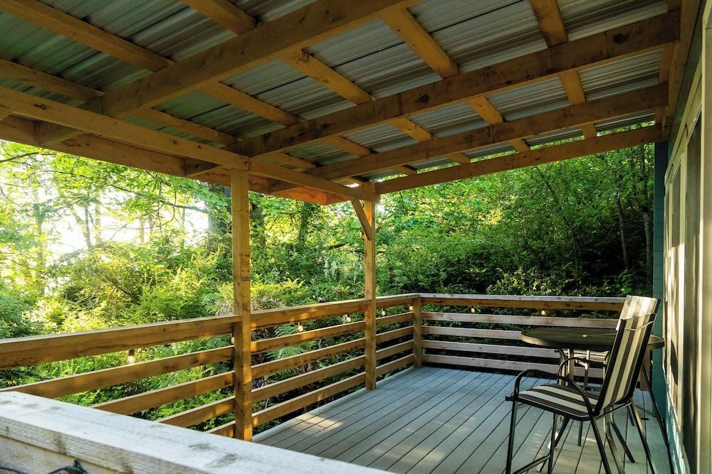 Game Room & Private Beach: Anderson Island Gem