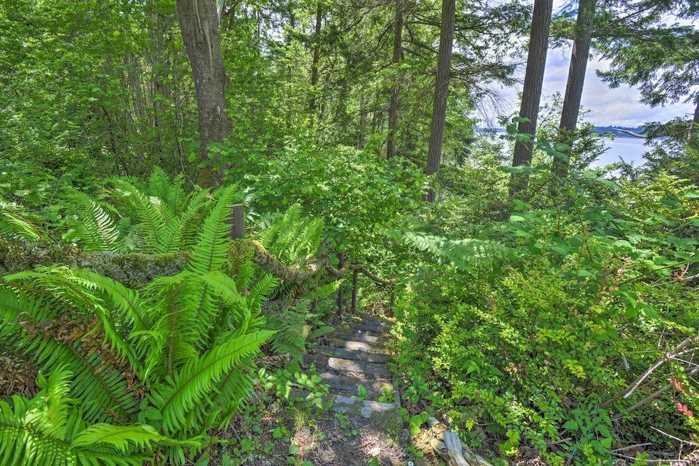 Game Room & Private Beach: Anderson Island Gem