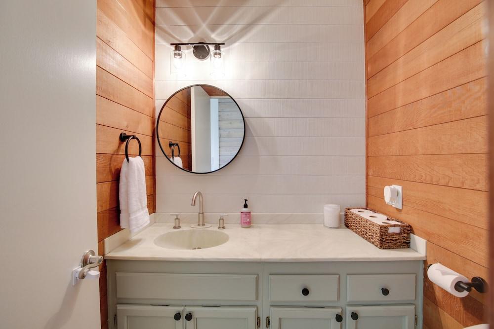 La Mesa Townhome: 15 Mi to San Diego!