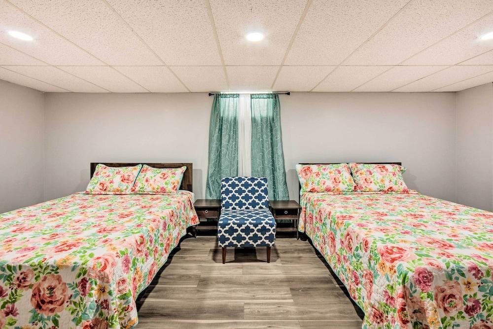 Updated Home w/ Pool Table ~ 4 Mi to Hershey!