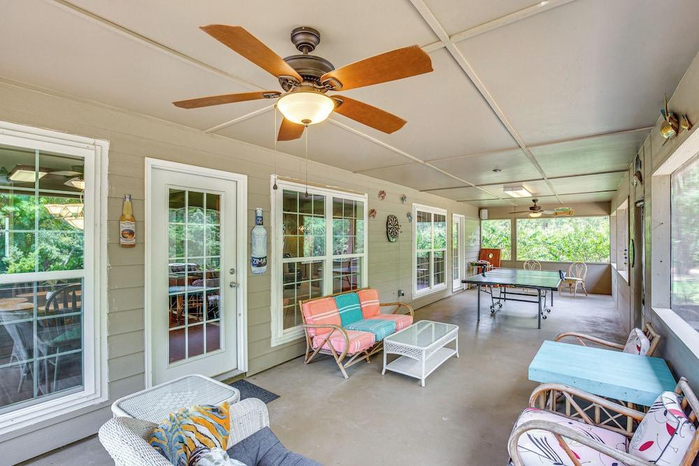 1/2 Mi to Lake Texoma: Home w/ Fire Pit & Grill!