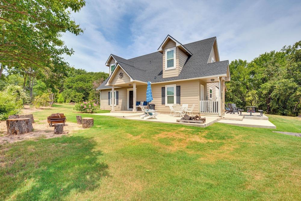 1/2 Mi to Lake Texoma: Home w/ Fire Pit & Grill!