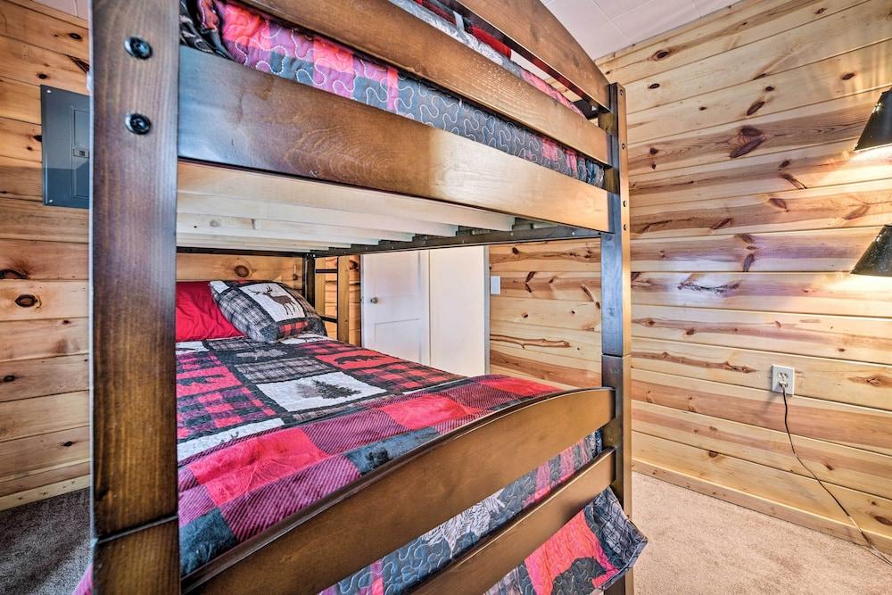 Cozy & Rustic Cottage With Houghton Lake Access!