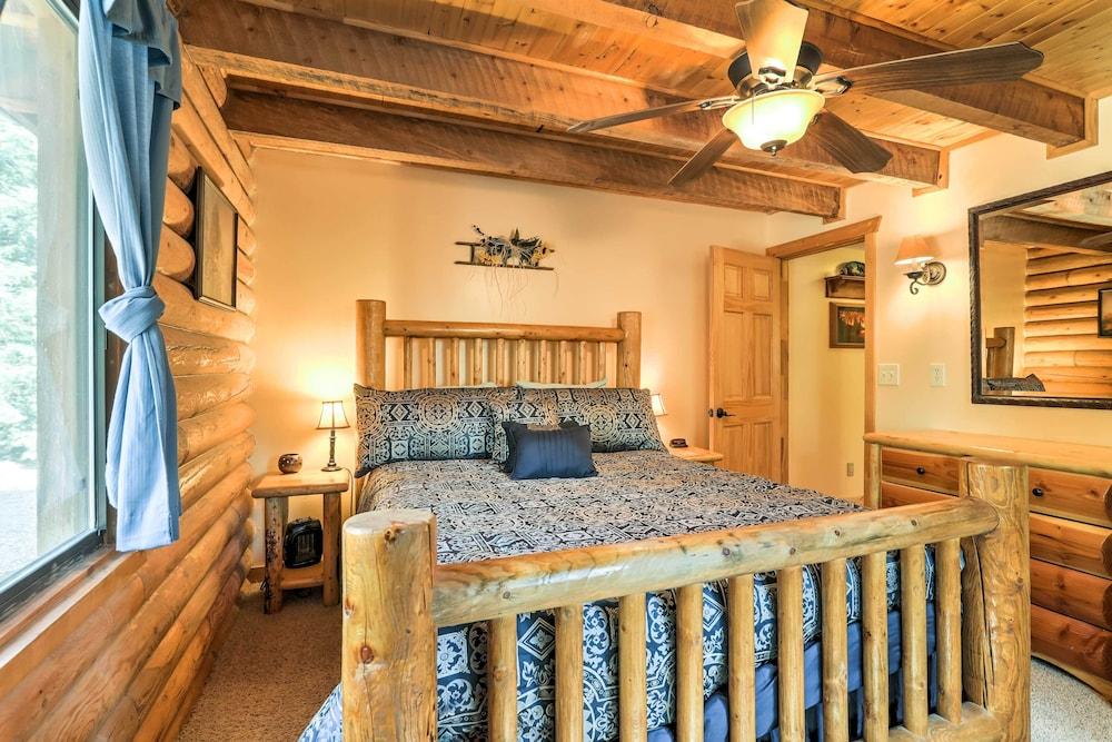 Cozy Utah Cabin w/ Deck & Fire Pit!