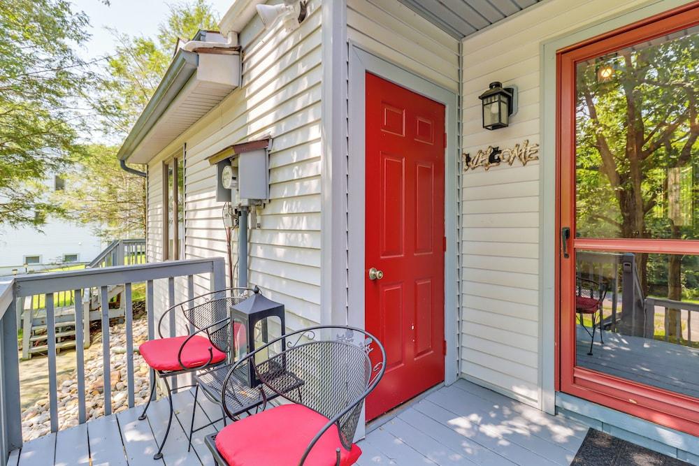 Walk to Restaurants: Lake Harmony Townhome!