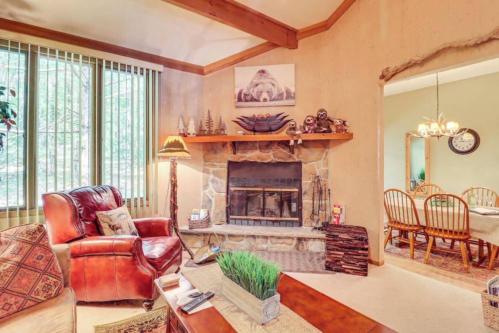 Walk to Restaurants: Lake Harmony Townhome!