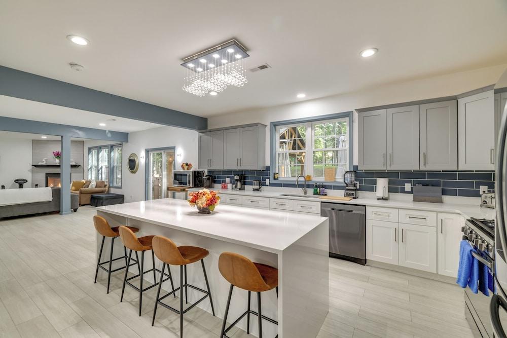 Game Room + Home Theater! Immaculate Poconos Lodge