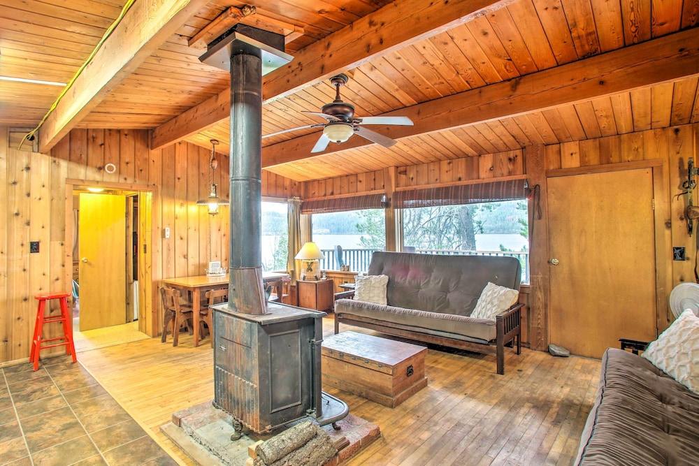 Remote Escape: Serene Lakeside Cabin w/ Beach