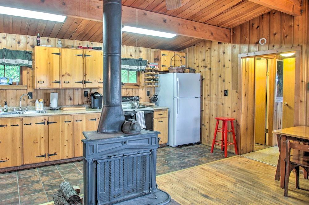 Remote Escape: Serene Lakeside Cabin w/ Beach