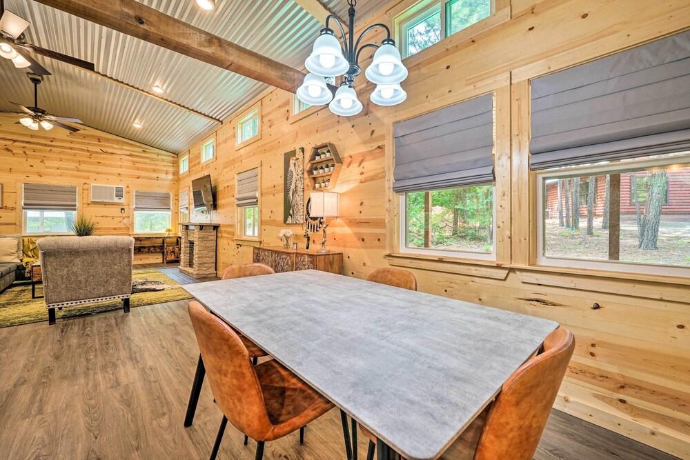 Stylish Cabin by Beavers Bend: Hot Tub & Fire Pit