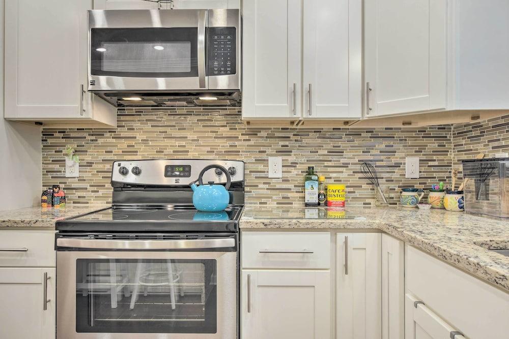 Tree-lined Durham Townhome: Close to Parks!