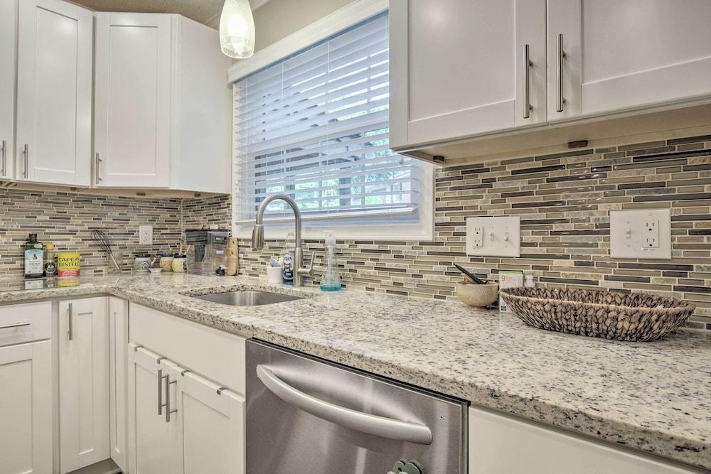 Tree-lined Durham Townhome: Close to Parks!