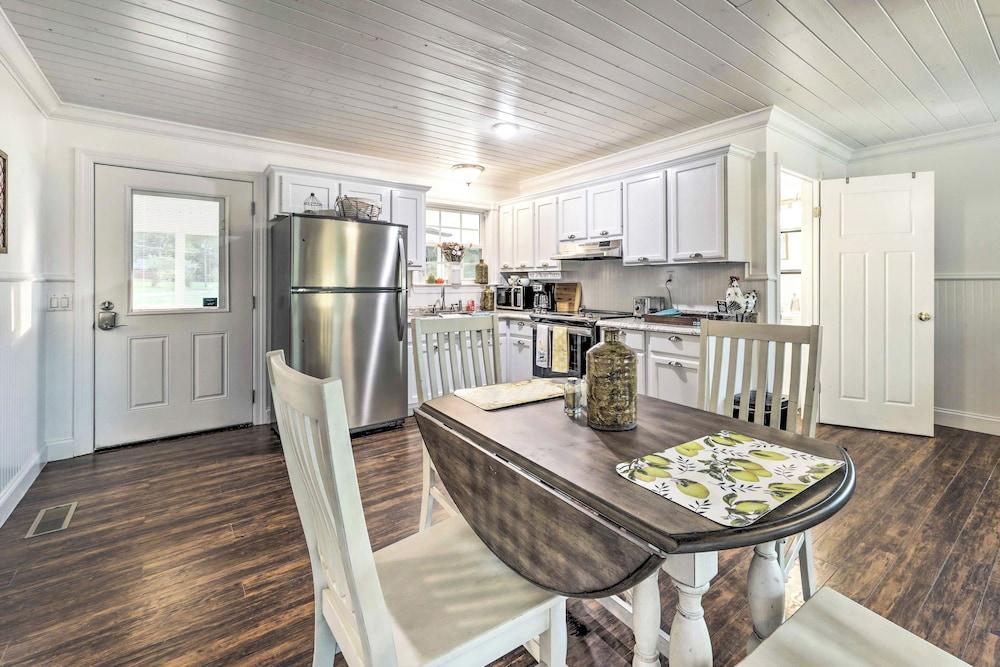 Waterfront Dunlap Cottage: Large Yard + Views