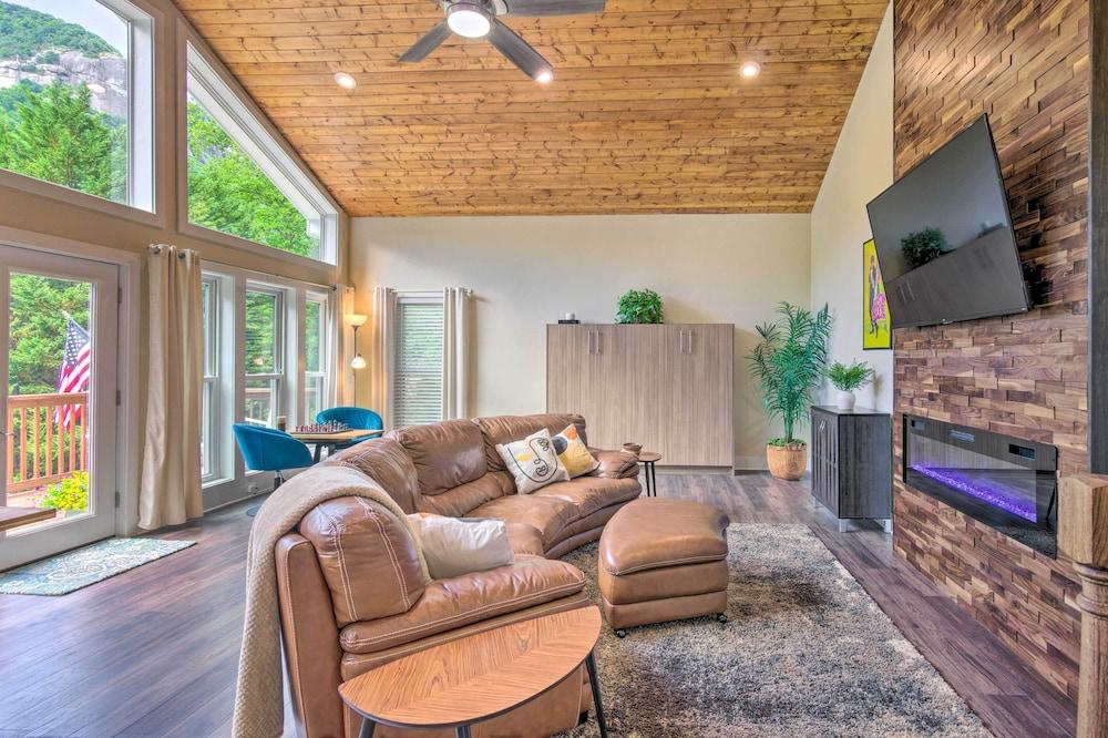 Breathtaking Views: Unique Chimney Rock Cottage!