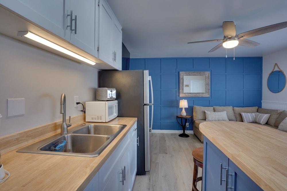 Catalina Island Duplex - Steps to Beach & Pier!