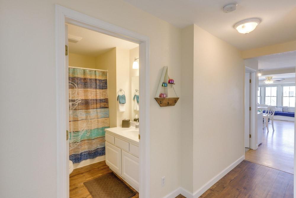 Cozy Delafield Apartment - Walk to Lake!