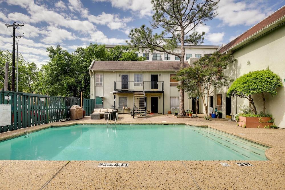 Walkable Dallas Vacation Rental w/ Community Pool!