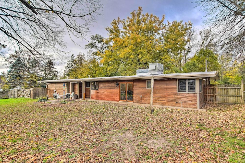 Fenced Yard: Fox River Grove Home, Dogs Welcome