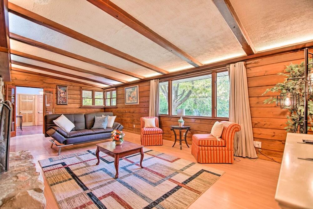 Fenced Yard: Fox River Grove Home, Dogs Welcome