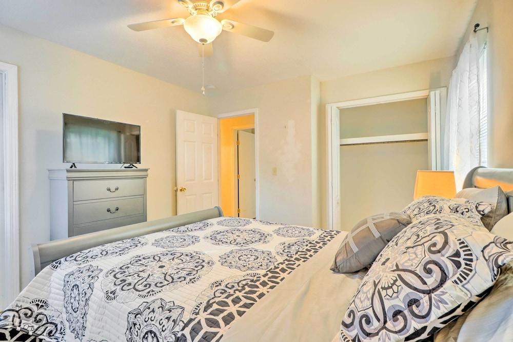 Long Beach Hideaway: Walk to Beach, Shops & Bars!