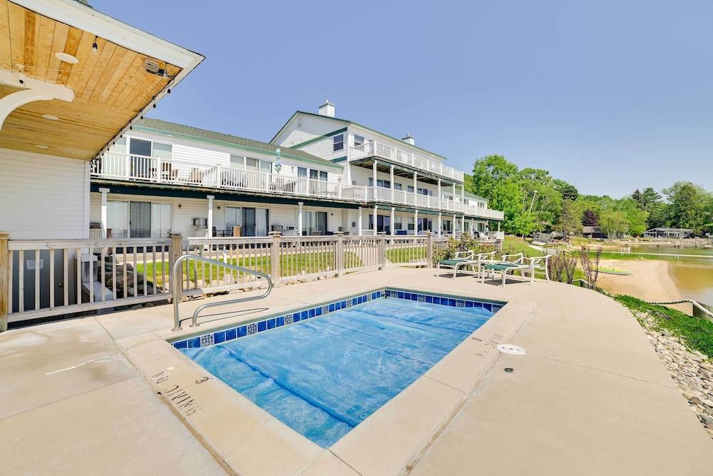 Portage Lake Condo w/ Deck & Pool Access!