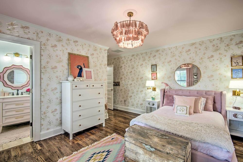 Stunning Charlotte Home: Private Pool!