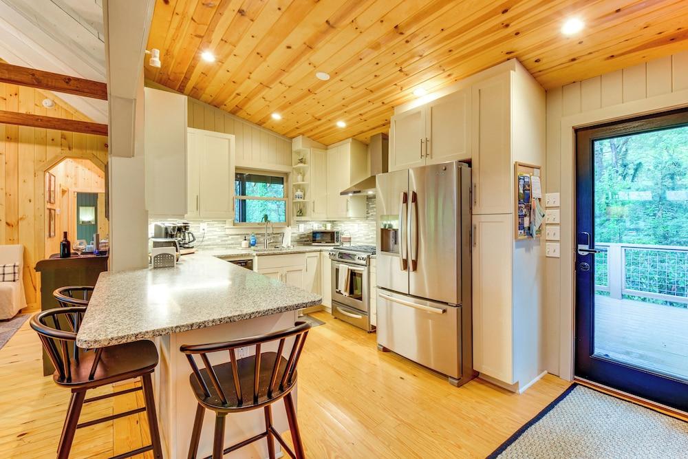 Tranquil Highlands Cottage With Fire Pit & Stream!