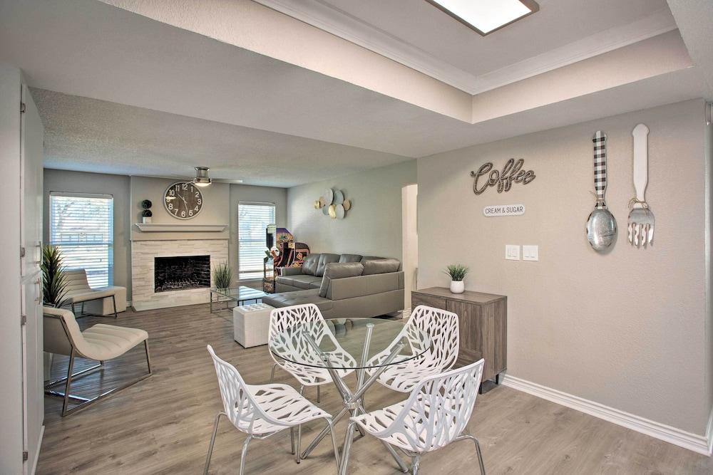 11 Mi to Holiday at Arboretum! Home w/ Hot Tub