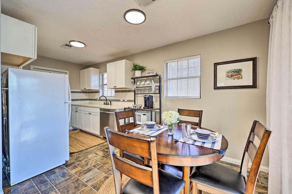 Cozy Beaver Lake Cabin w/ Waterfront View & Kayaks