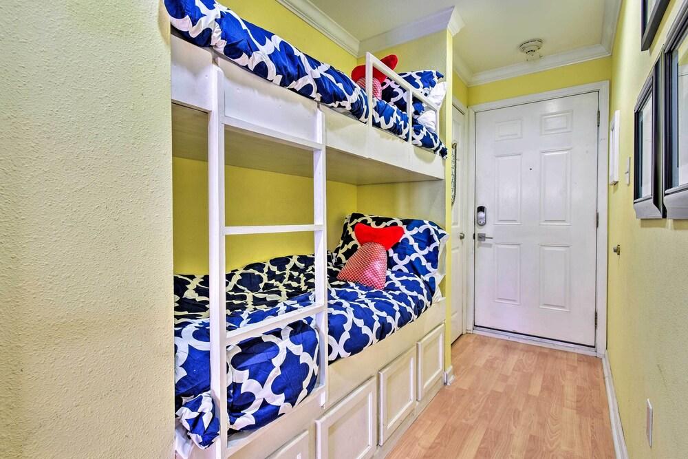 Corpus Christi Beachfront Condo w/ Pool Access!