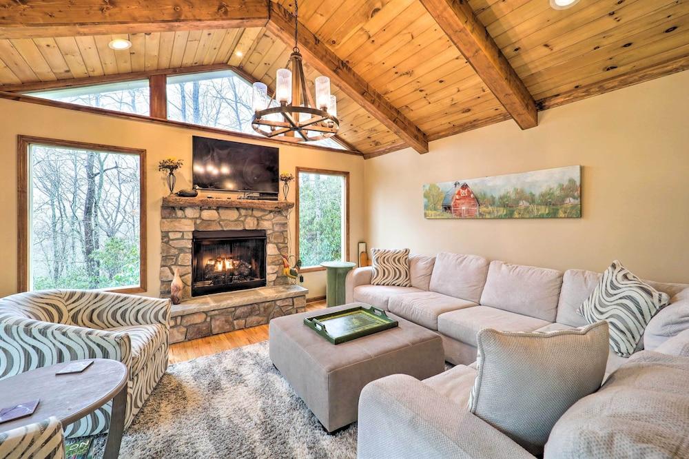 Pool & Lake Access: Idyllic Cottage in Newland