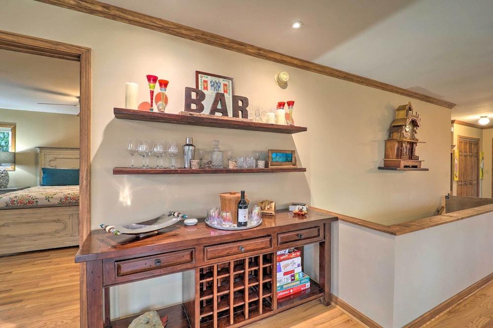 Pool & Lake Access: Idyllic Cottage in Newland