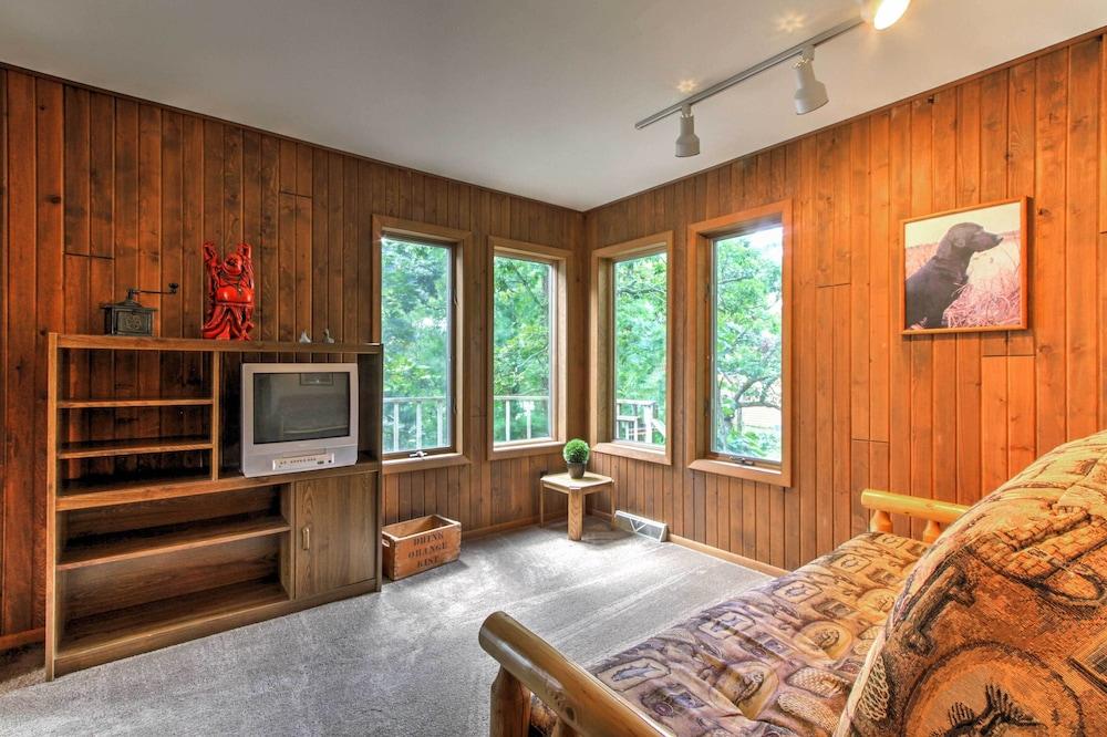 Waupaca Lakefront Home w/ Pool Table & Dock!