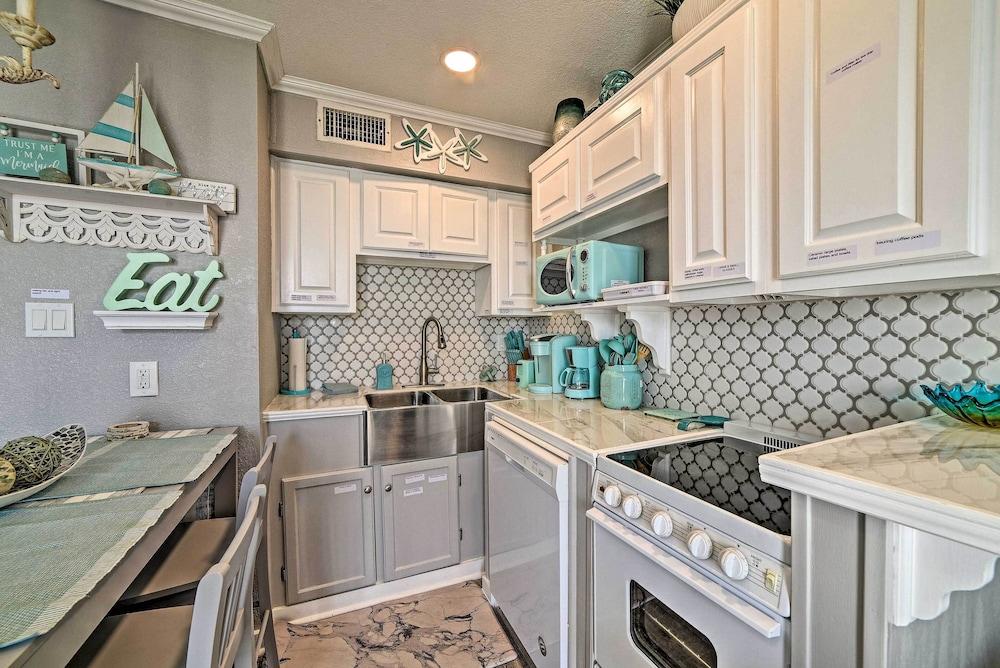 Oceanfront Corpus Christi Condo: Resort Perks!