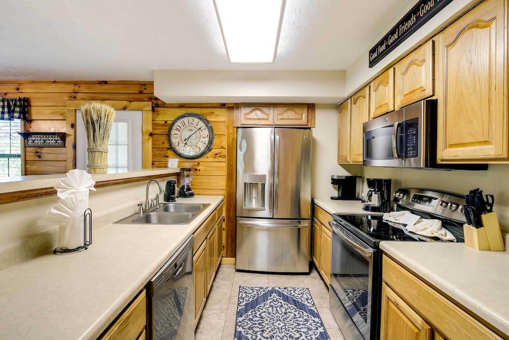 Sevierville Cabin w/ Hot Tub, Views & Pool Access!