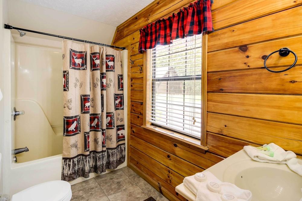 Sevierville Cabin w/ Hot Tub, Views & Pool Access!