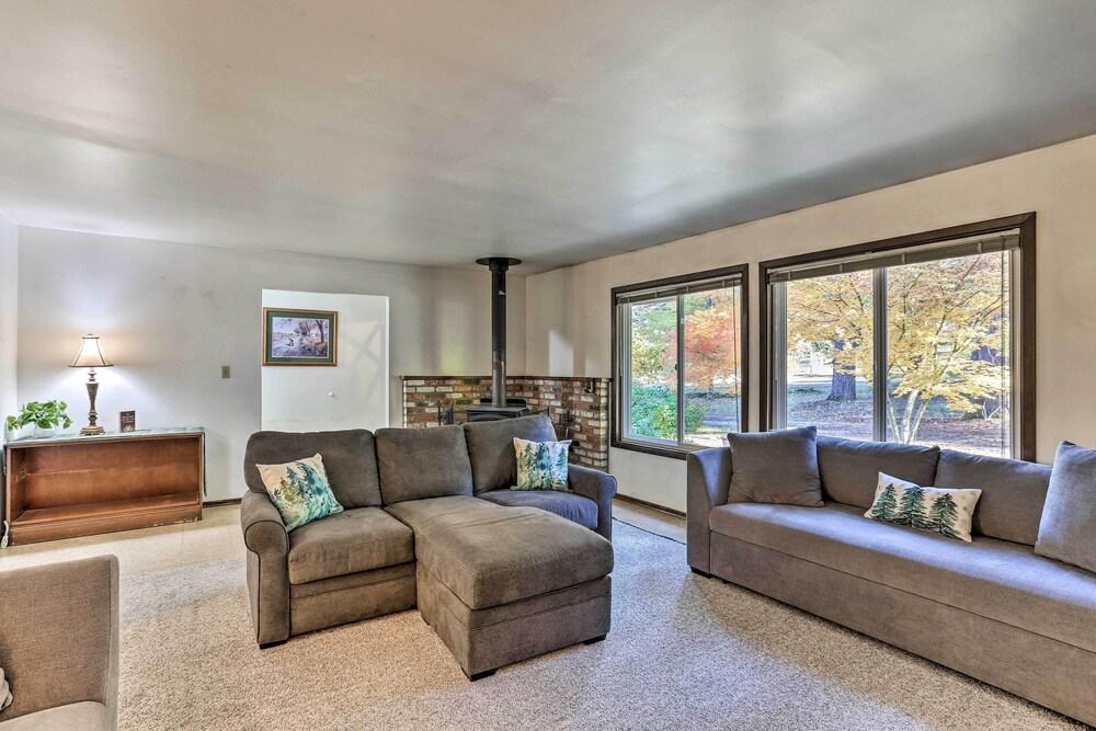 Willow Creek Hideaway w/ Deck, 1 Mi to River!