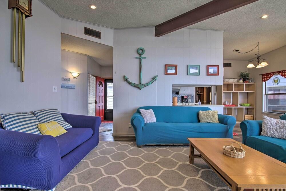 Rustic Lake Buchanan Hideaway w/ Game Room & Grill