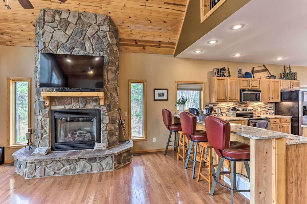 Spacious Lead Getaway w/ Private Hot Tub & Deck!