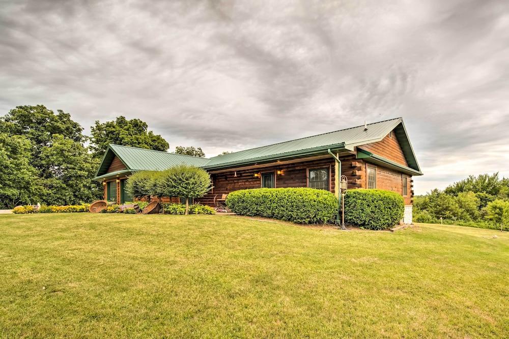 Rustic Keosauqua Gem: Fire Pit & Lake Sugema Views