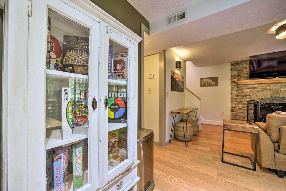 Charming Maggie Valley Getaway w/ Fire Pit!