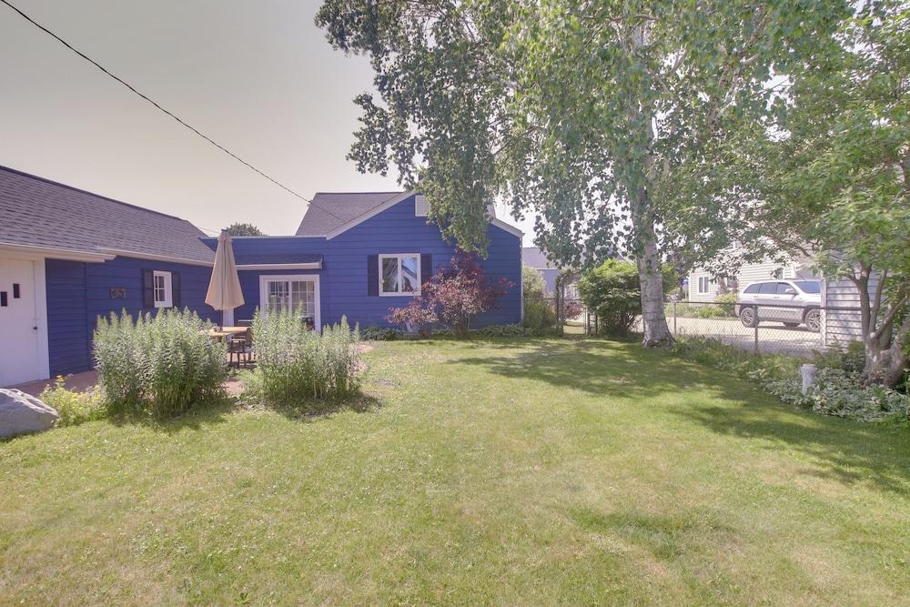 Cozy Wisconsin Abode: Walk to Lake Michigan!