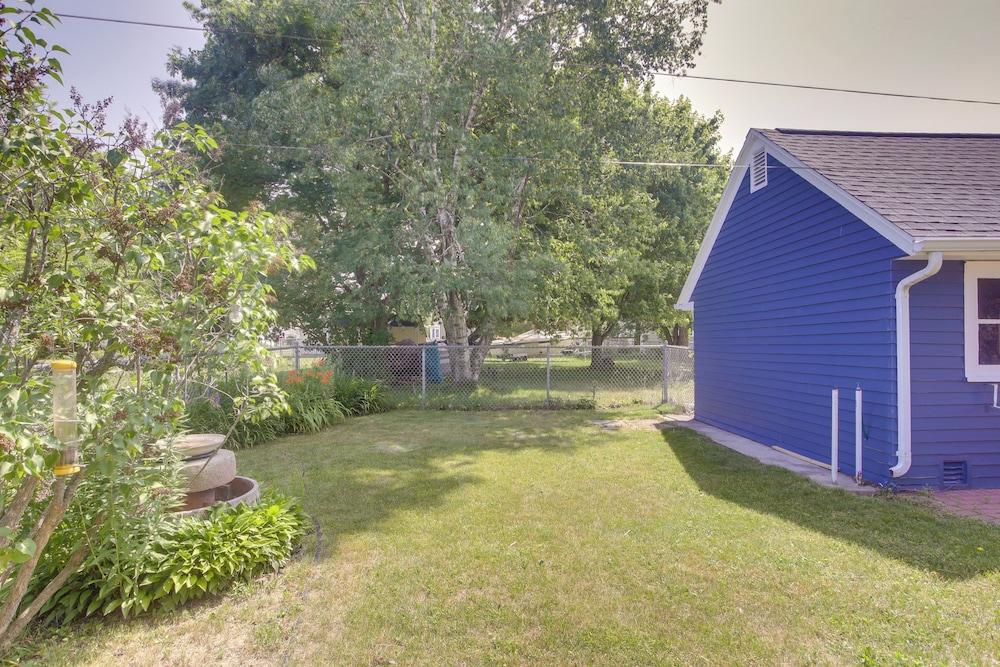 Cozy Wisconsin Abode: Walk to Lake Michigan!