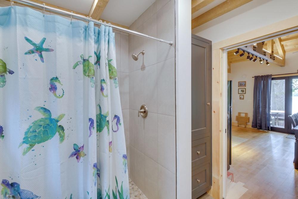 Lakefront Hartford Cabin w/ Canoe & Boat Ramp