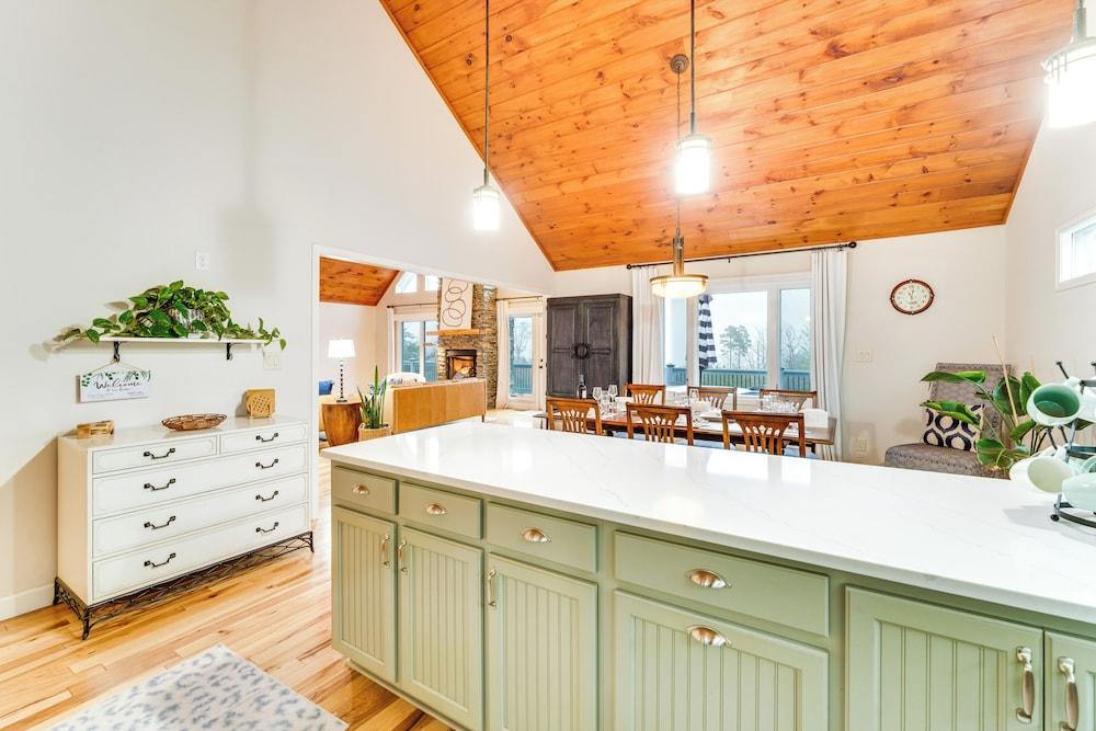 Nebo Home w/ Hot Tub: Wheelchair Accessible