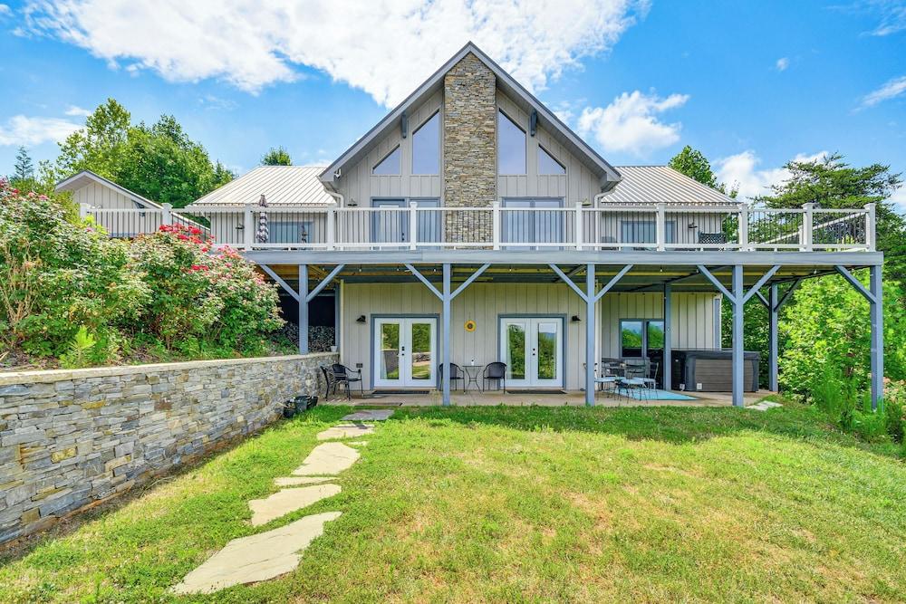 Nebo Home w/ Hot Tub: Wheelchair Accessible