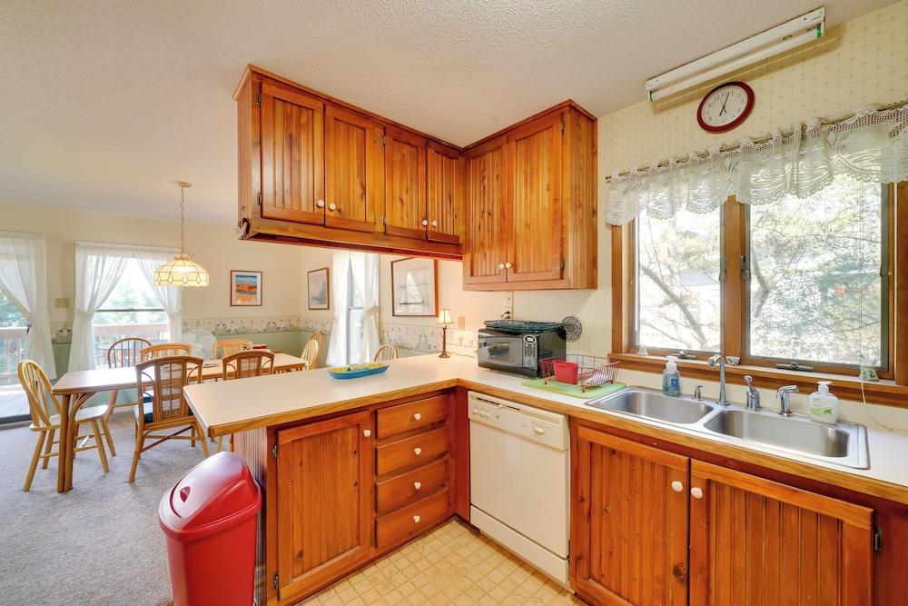Spacious Kill Devil Hills Getaway w/ 3 Decks!