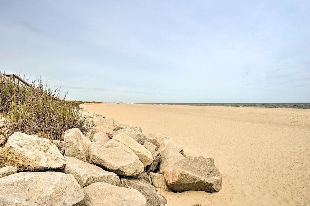 Coastal Condo w/ Pool Access - Steps to Beach