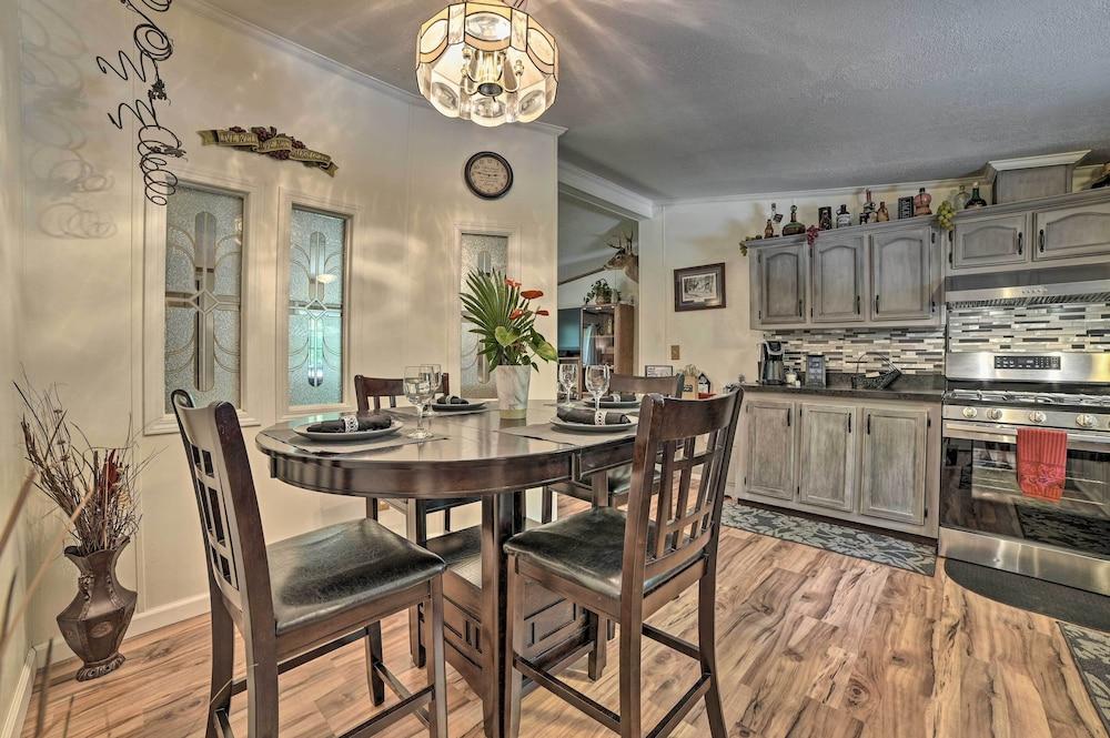 Cozy Hale Home Between Long & Loon Lakes!